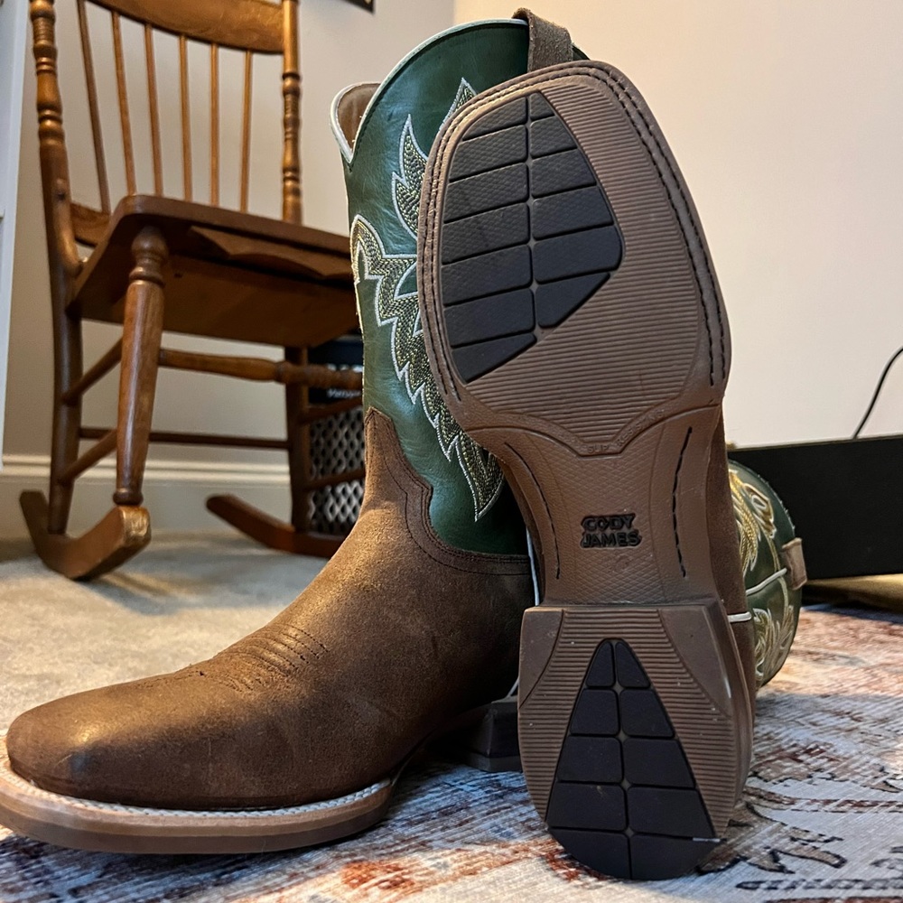 Men’s Cody James 10.5 cowboy boots brown tan leather and green.